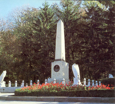Памятник на месте дуэли М. Ю. Лермонтова у подножия горы Машук