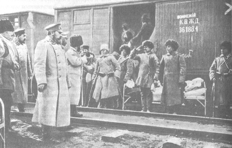А. Н. Куропаткин у санитарного поезда. 1903 г.