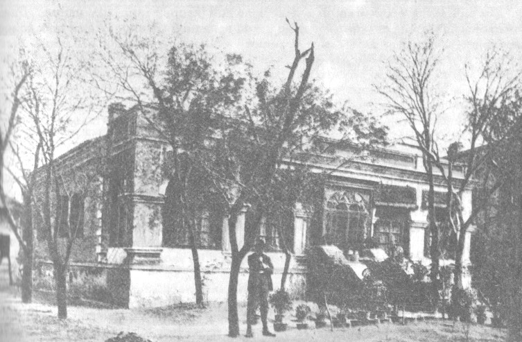 К. И. Вогак у своего дома в г. Тяньцзине. 1899 г.
