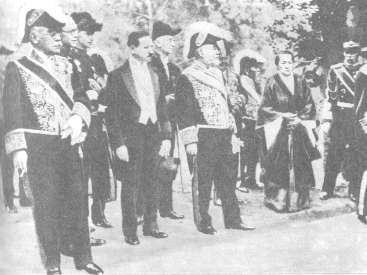 Представители японского правительства — премьер-министр Окума (в центре) и министр иностранных дел Като (слева). Начало XX в.