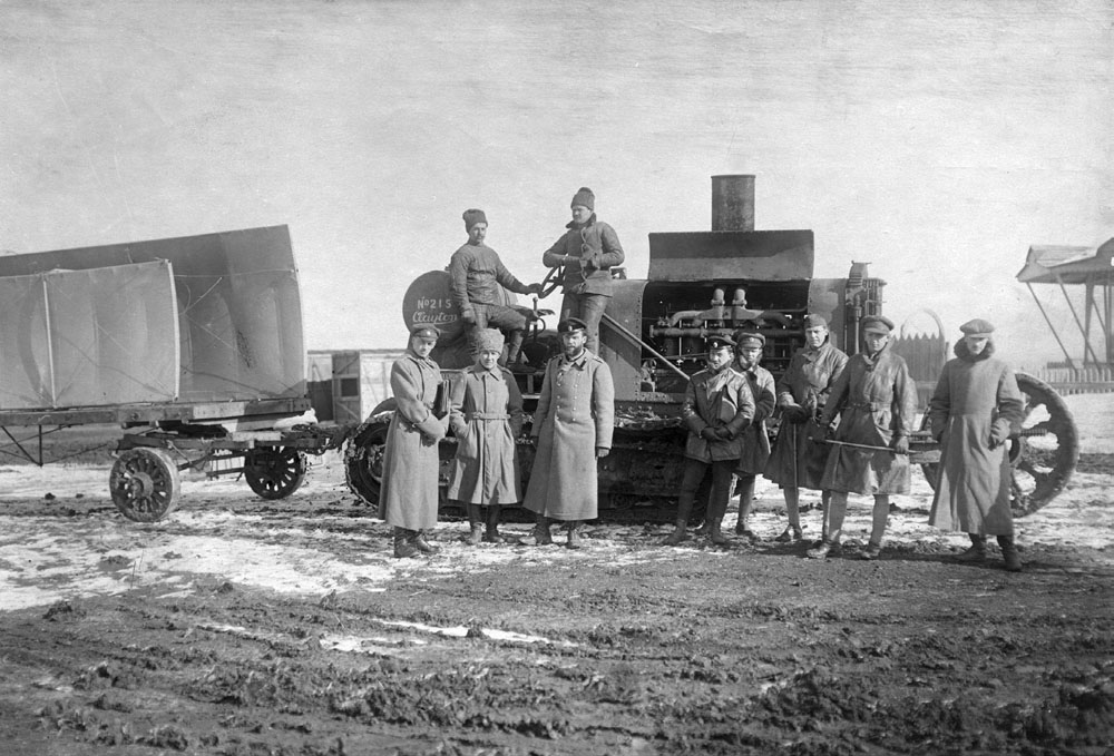 Аэродром в Новочеркасске. Второй справа: В. Г. Баранов, третий — И. С. Стрельников. Февраль — март 1919
