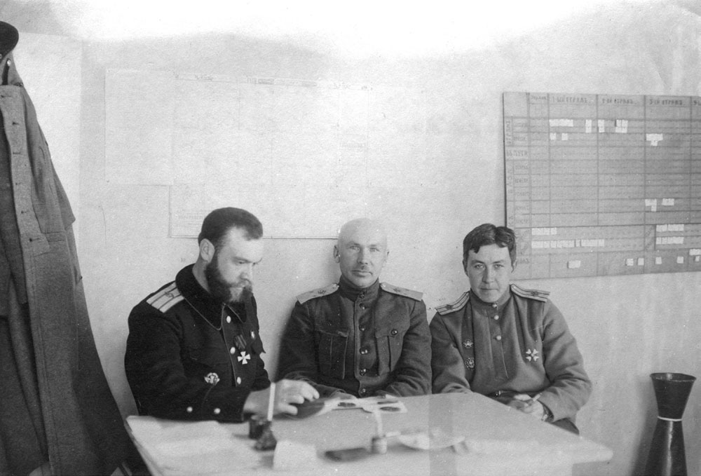 Инспектор авиации ВСЮР генерал-лейтенант И. И. Кравцевич (в центре) в штабе Донской авиации. Слева — И. И. Стрельников, справа — В. Г. Баранов. 1919
