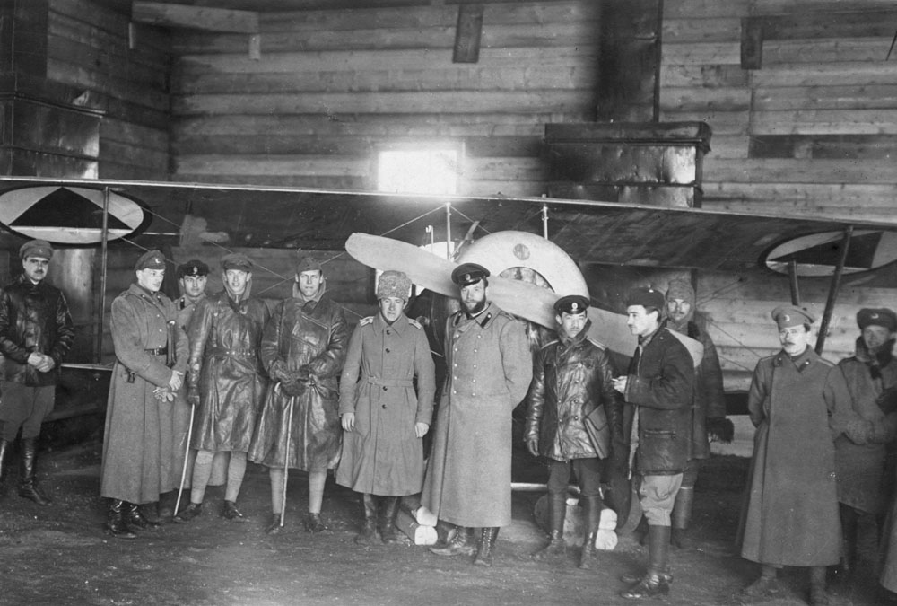 Ангар-амбар Донской авиации. В центре — В. Г. Баранов (в папахе), справа — И. И. Стрельников. Февраль — март 1919