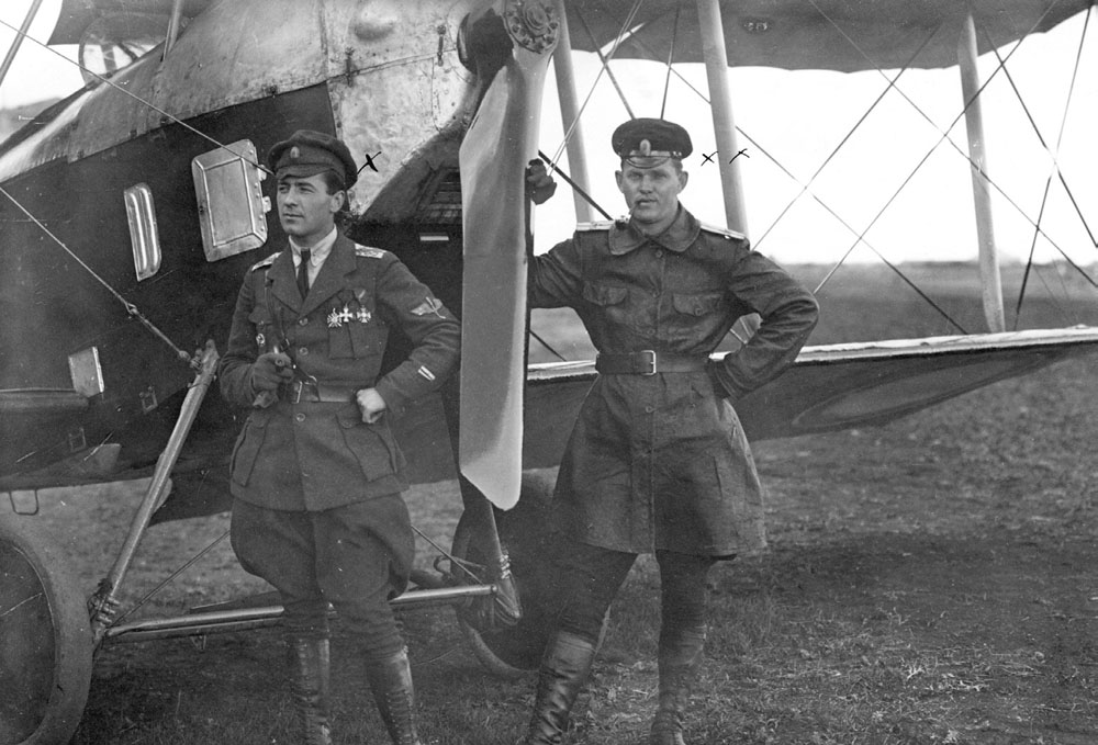 В. С. Веселовский (слева) и В. Н. Тиханович у своего самолета «Бранденбург». Май 1919