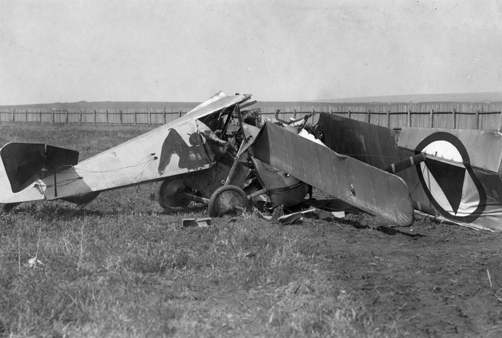 Разбитый во время аварийной посадки «Ньюпор» В. И. Стрижевского. Апрель 1919