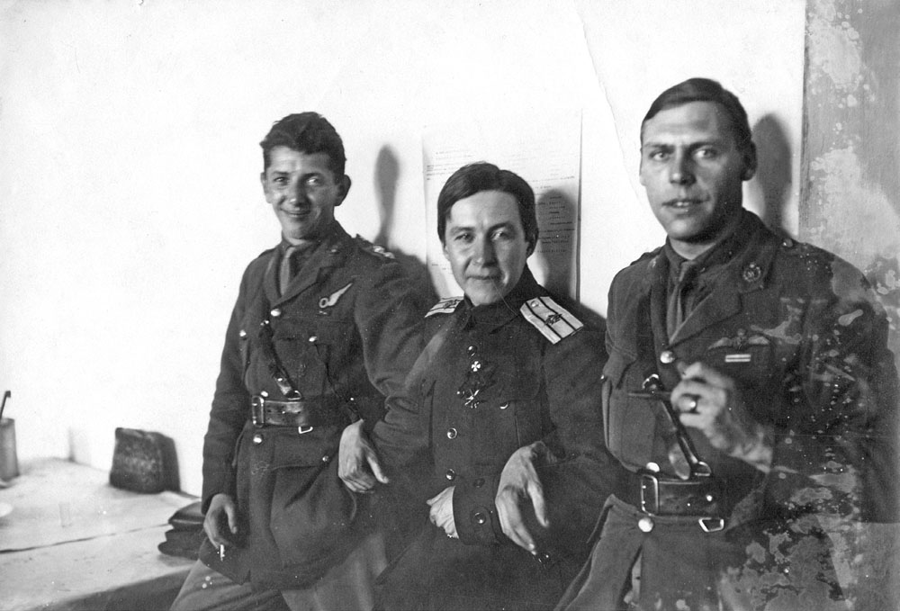 Полковник В. Г. Баранов (в центре) с английскими офицерами. Май. 1919