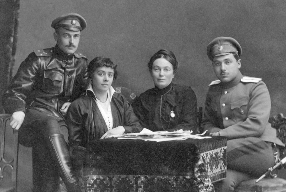 Подпоручик М. М. Кондрюков (крайний справа) с братом, сестрой и матерью. 1916