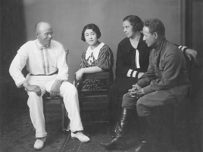 Слева направо: В. Кудашев, японская корреспондентка Абе Сан, М. Чебанова, М. Шолохов. 1930-е гг.
