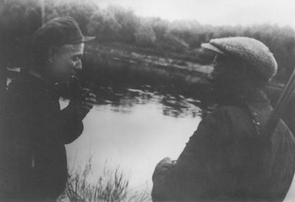 М. Шолохов и В. Кудашев на рыбалке. Река Дон. 1920-е гг.