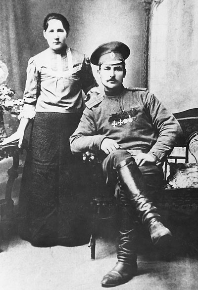 Казак-атаманец Федор Стратонович Чукарин с женой. 1916 г.