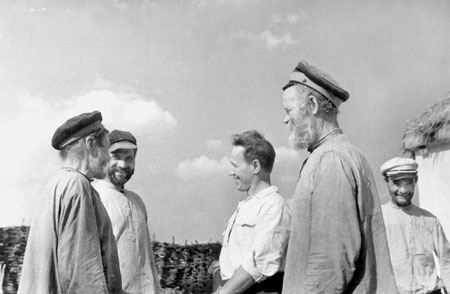 М. А. Шолохов беседует с казаками. 1930-е годы