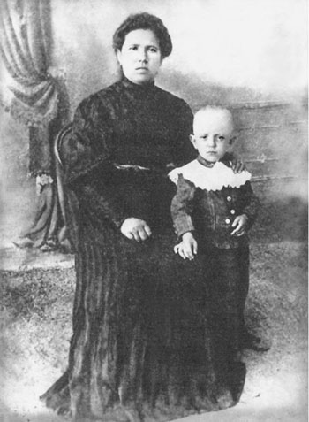 Миша Шолохов с матерью Анастасией Даниловной. 1909 г.