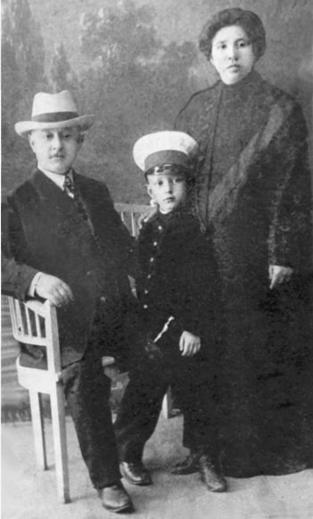 С родителями — отцом Александром Михайловичем и матерью Анастасией Даниловной. 1912 г.