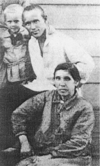 М. А. Шолохов с мамой Анастасией Даниловной и дочерью Светланой 1930-е гг.