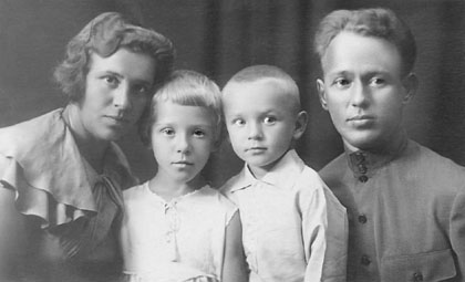 М. А. Шолохов с женой Марией Петровной и детьми